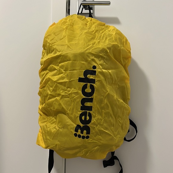 Bench black backpack with yellow waterproof cover built in - Picture 2 of 12